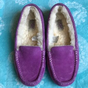 LIKE NEW Magenta Ugg Australia Moccasin size 7